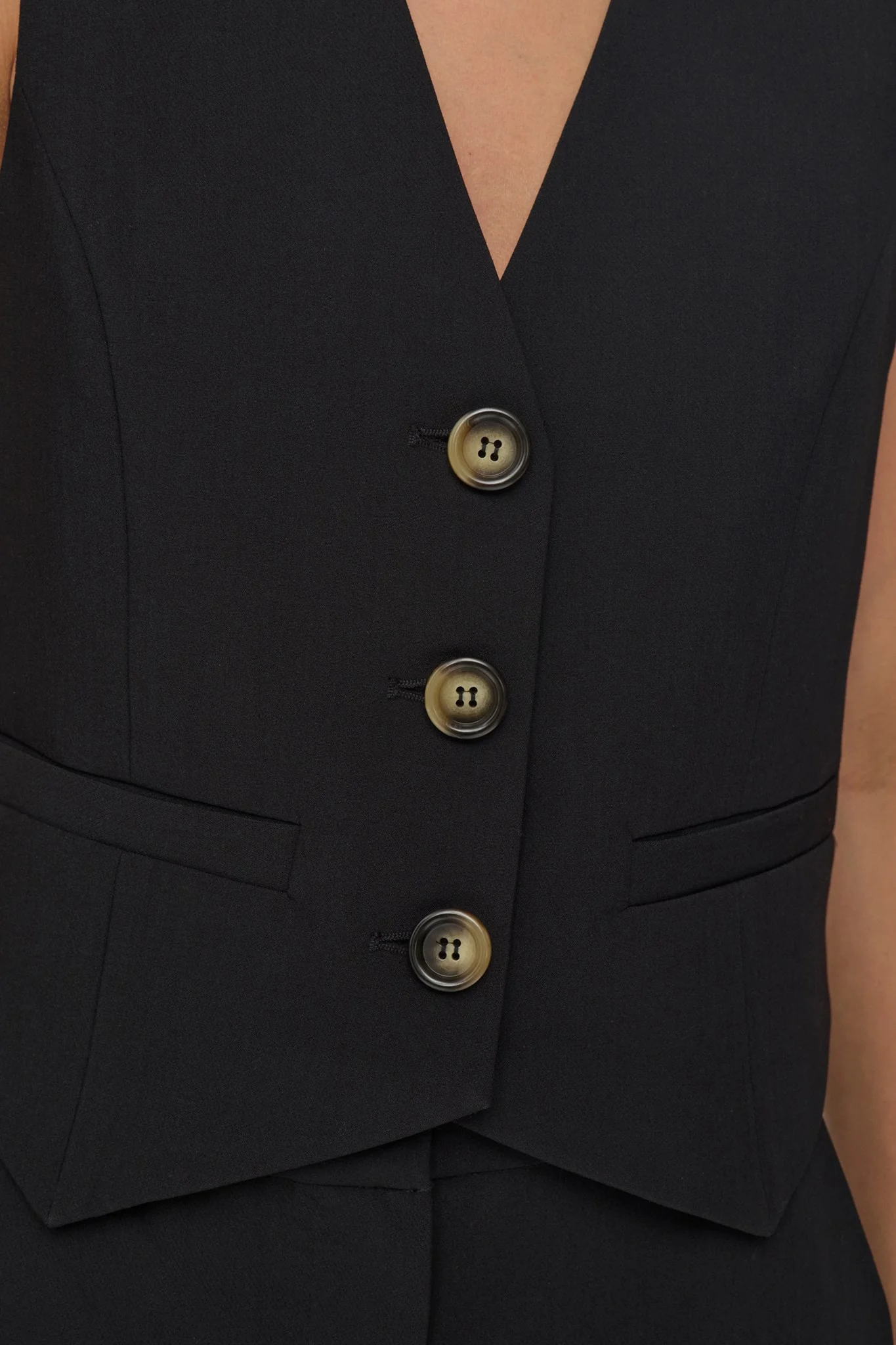 NUALMUT VEST - Caviar - Image 4