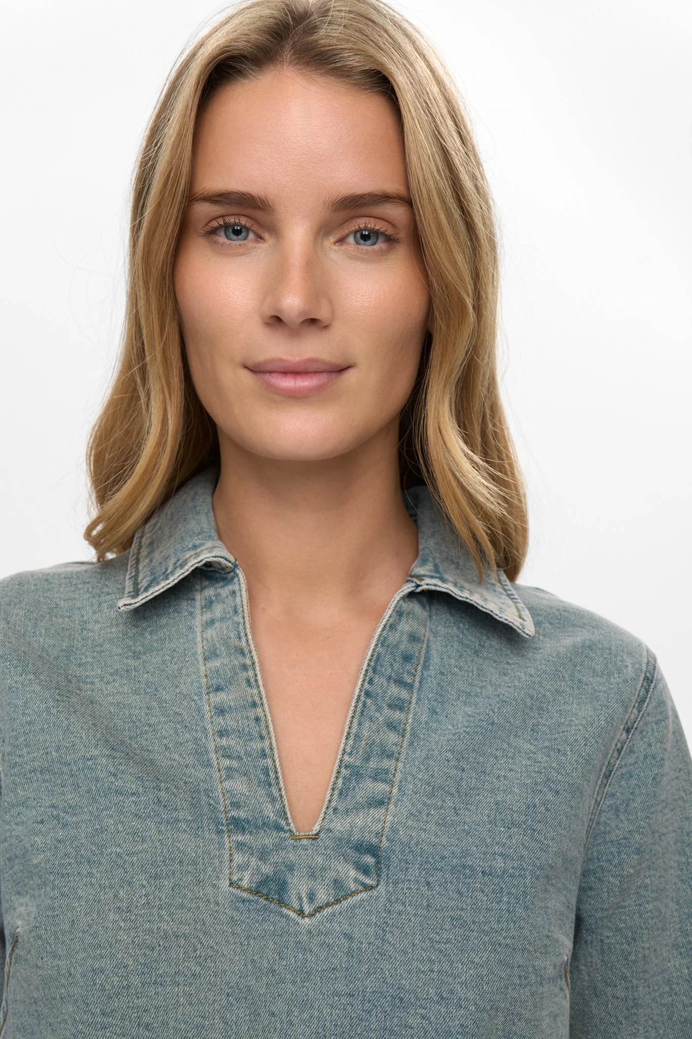 NUKANSAS V-NECK- 3/4 SLEEVE DRESS - Light Blue Vintage Denim - Image 4